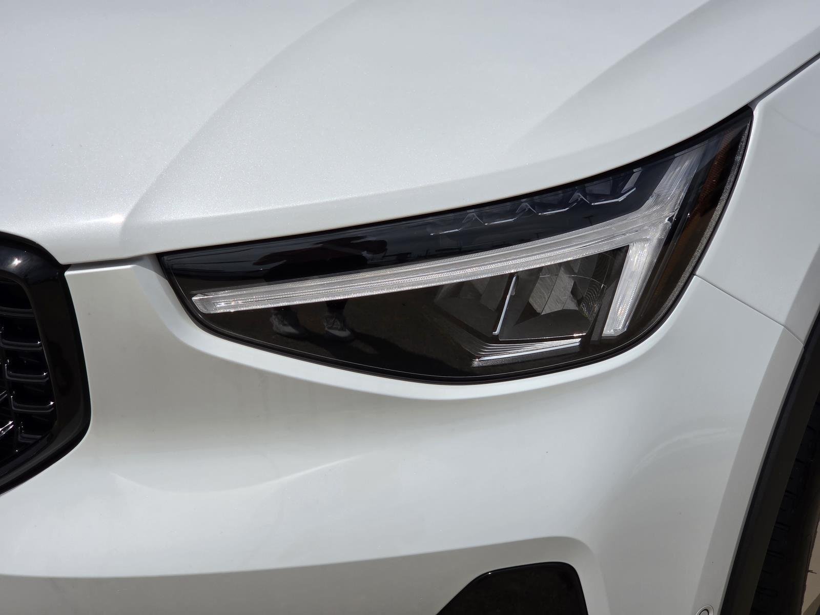 Used 2025 Crystal White Pearl Volvo Plus Dark Theme image 8