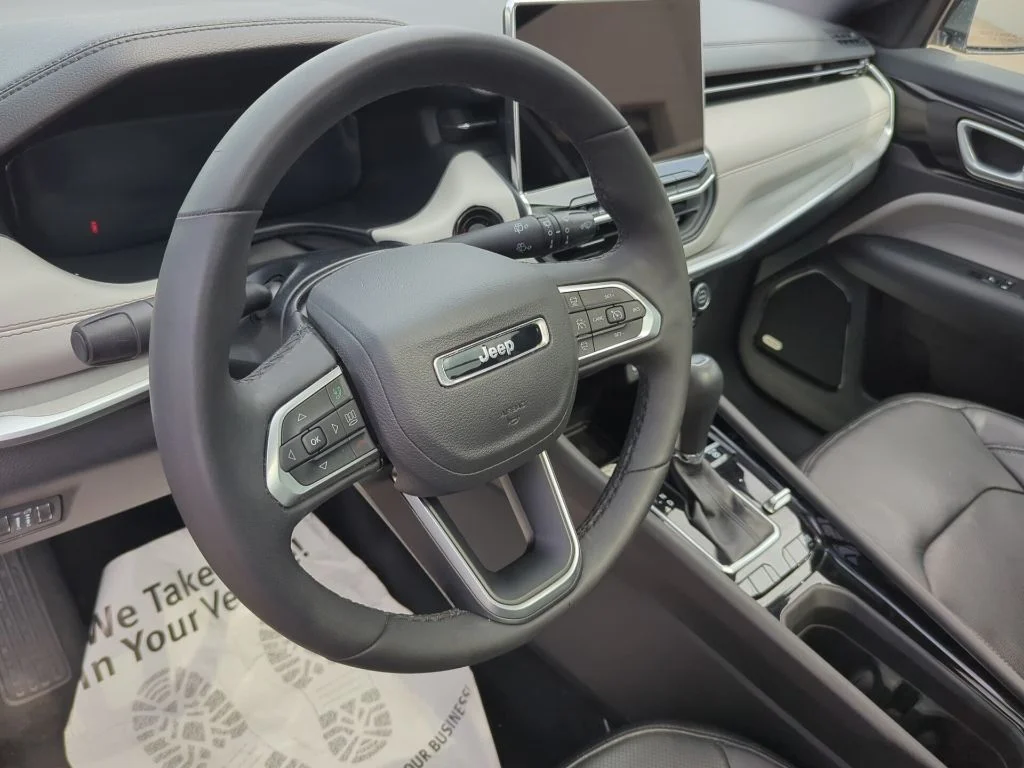 Used 2025 Silver Jeep Limited image 9