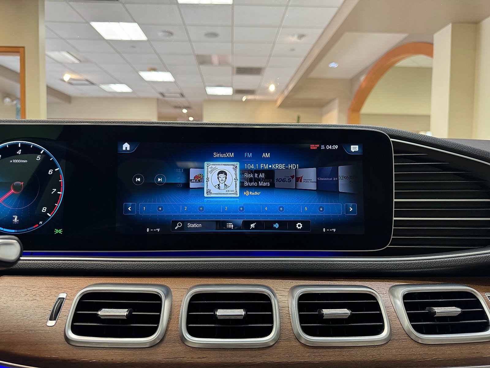 Certified Used 2022 Lunar Blue Metallic Mercedes-Benz 4MATIC® image 16