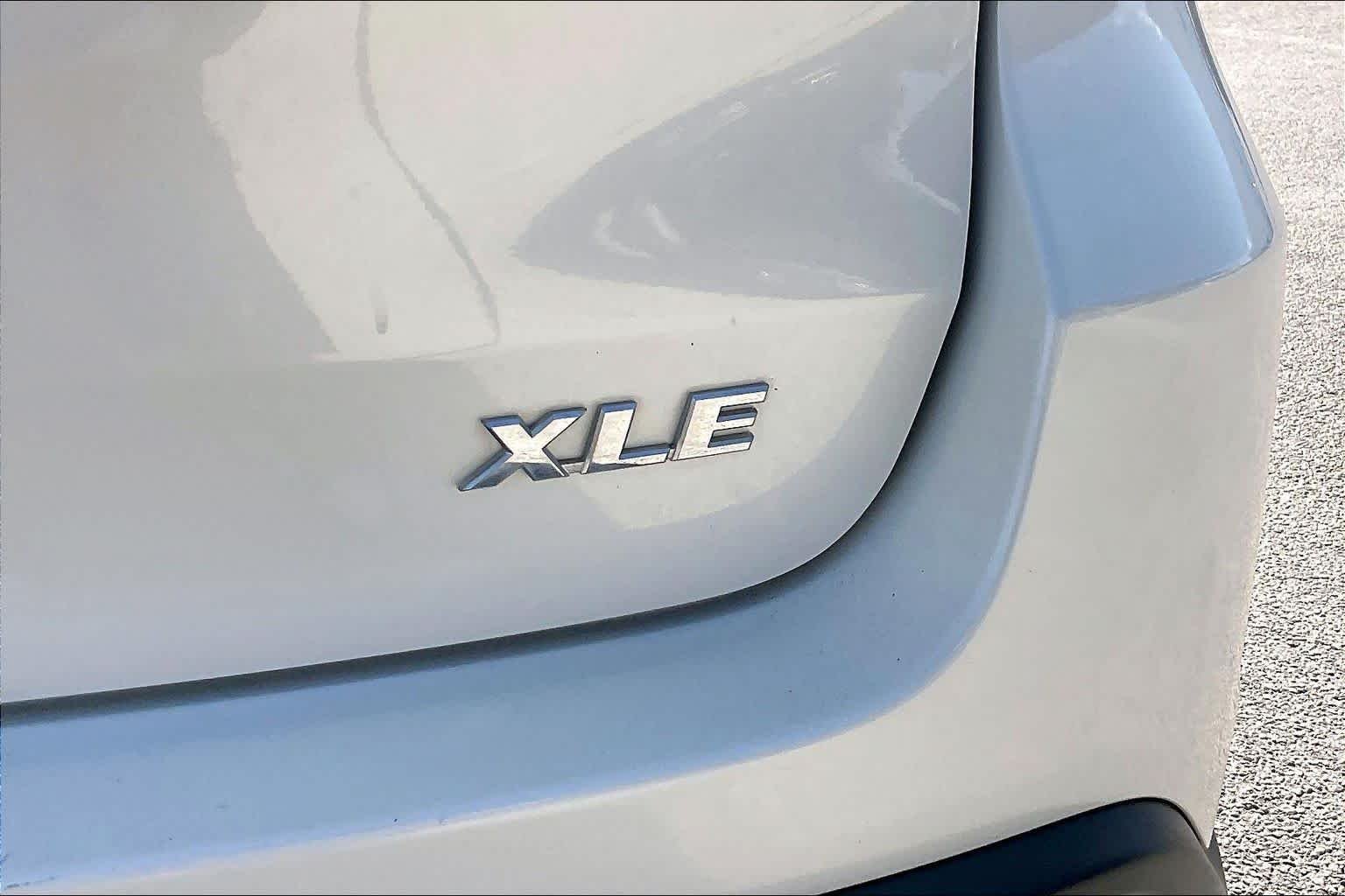 Used 2016 Blizzard Pearl Toyota XLE image 10