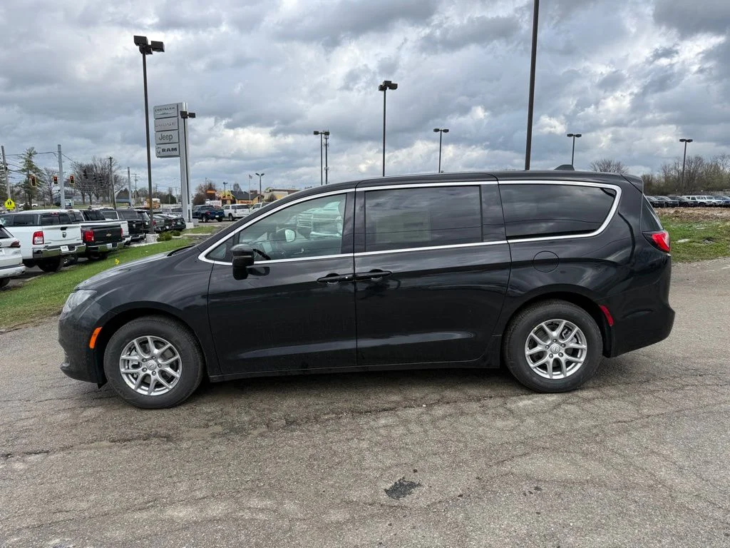 New 2026 Diamond Black Crystal Pearl-Coat Exterior Paint Chrysler LX image 9