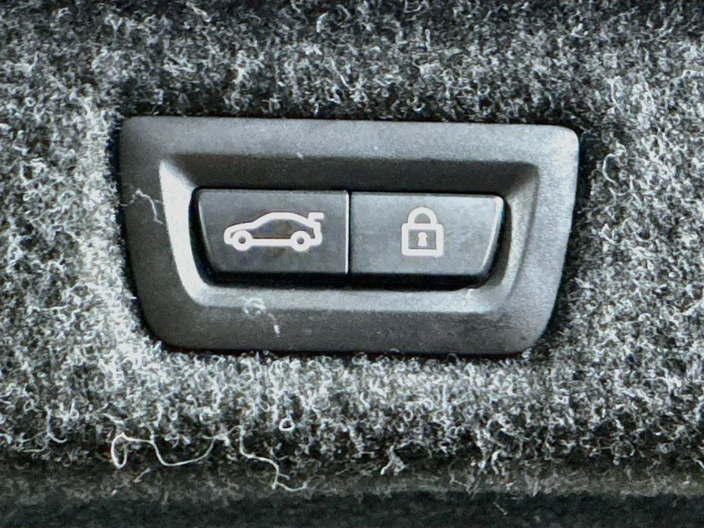 Used 2020 Blue BMW 530i xDrive image 29