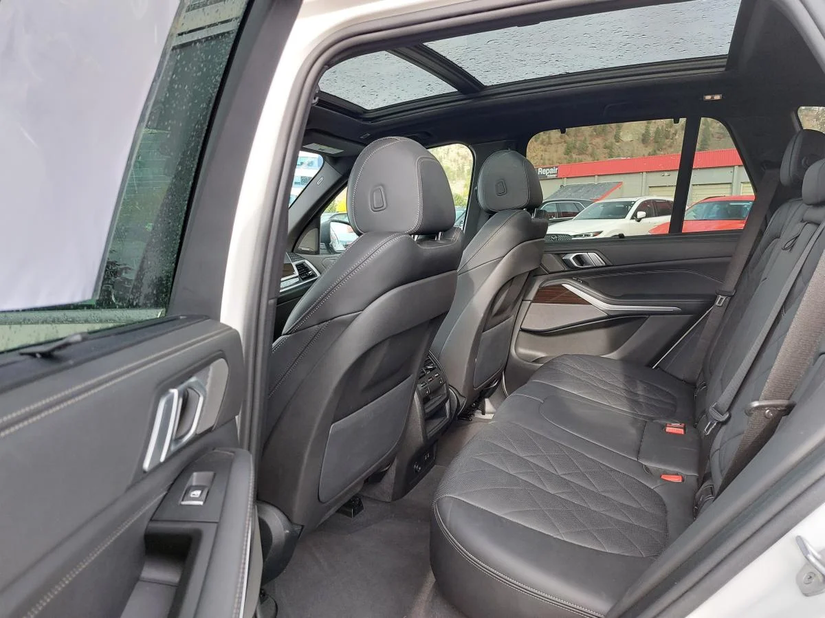 Used 2024 White BMW xDrive40i Sports Activity Vehicle image 12