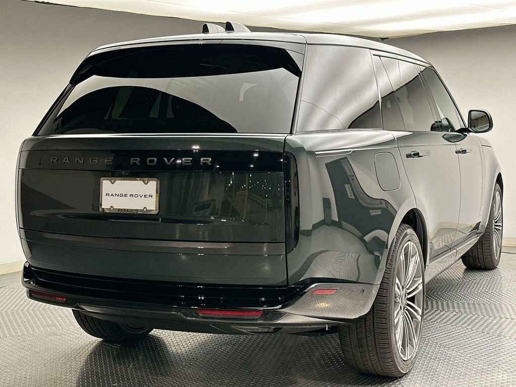 New 2026 Belgravia Green Land Rover SE image 3