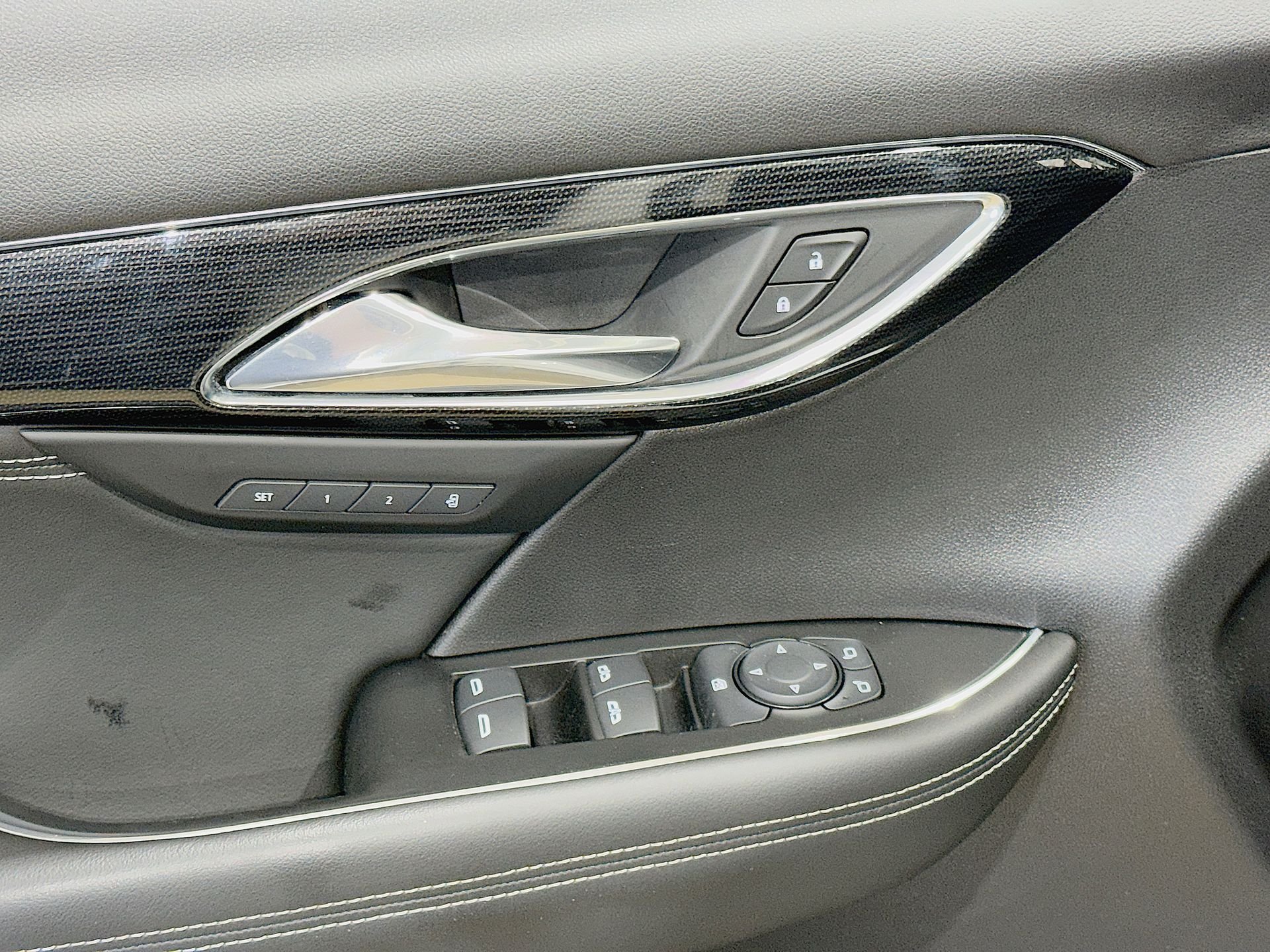Used 2023 Summit White Buick Essence image 21