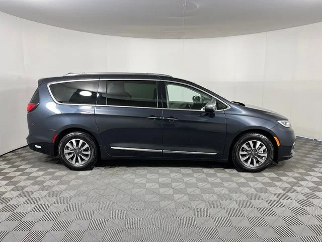 Used 2021 Gray Chrysler Limited image 8