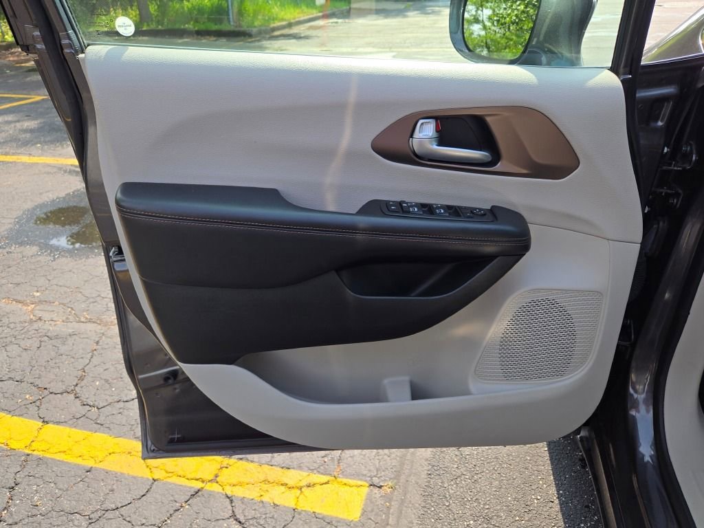 Used 2018 Gray Chrysler Touring L Plus image 20