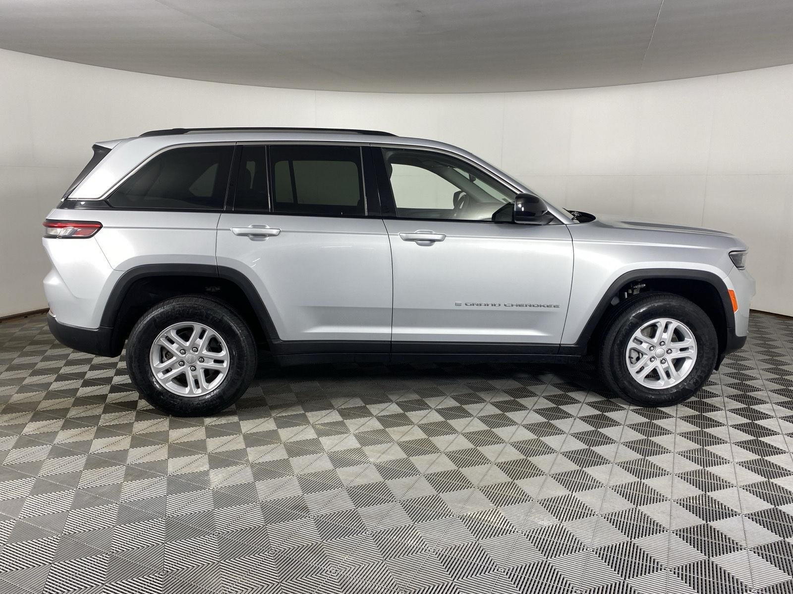 Used 2023 Silver Zynith Jeep Laredo image 11