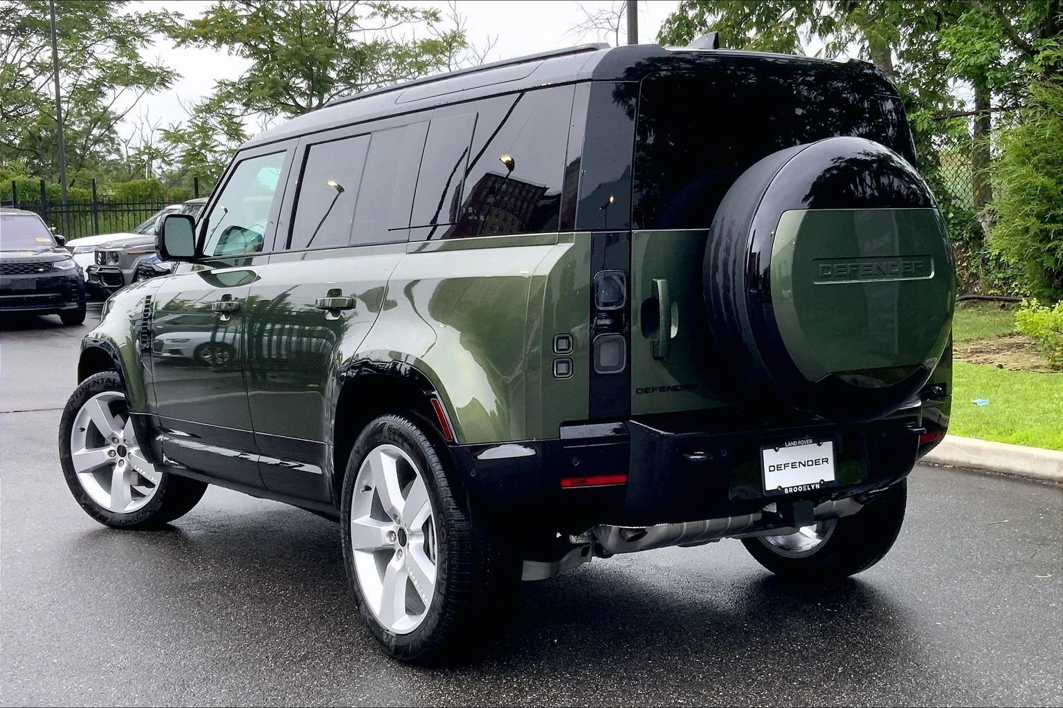 New 2026 Woolstone Green Land Rover X-Dynamic SE image 12
