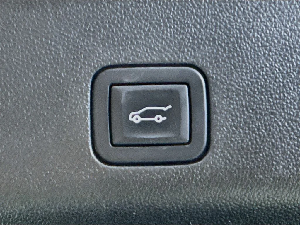 Used 2023 White Chevrolet Z71 image 32