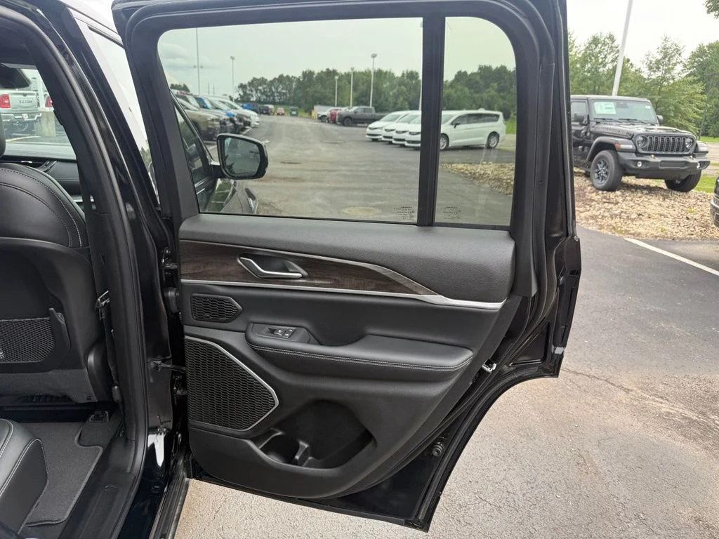 New 2026 Diamond Black Crystal Pearlcoat Jeep Limited image 47