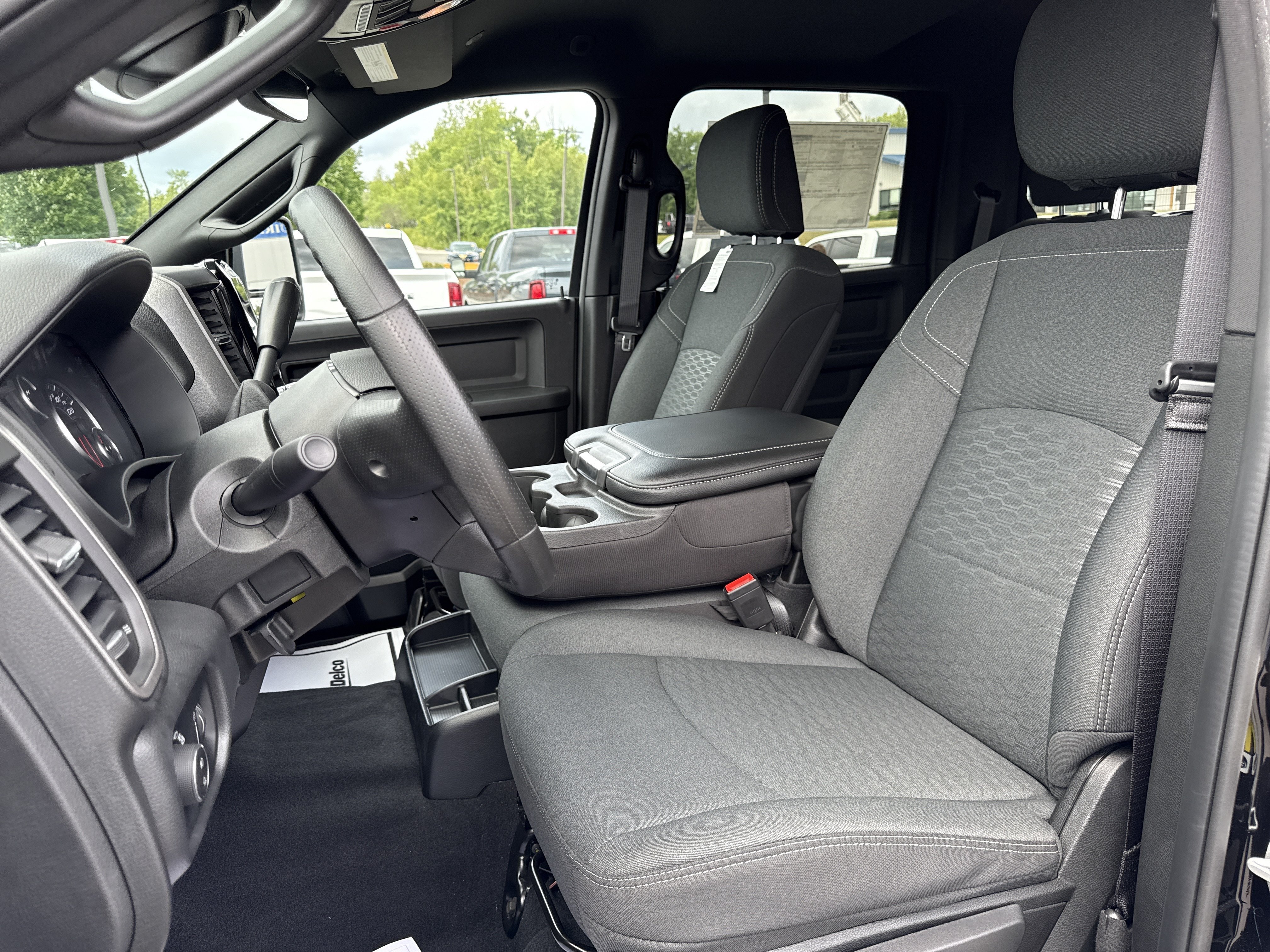 New 2026 Diamond Black Crystal Pearl-Coat Exterior Paint RAM Tradesman image 12