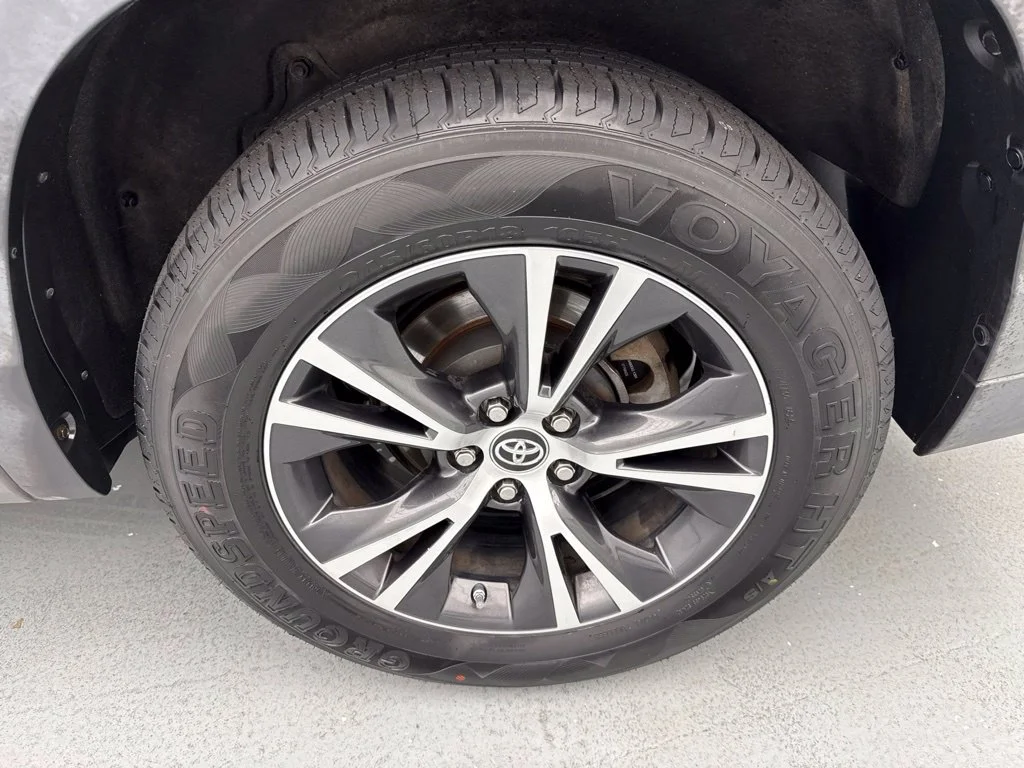 Used 2015 Gray Toyota LE Plus V6 image 6