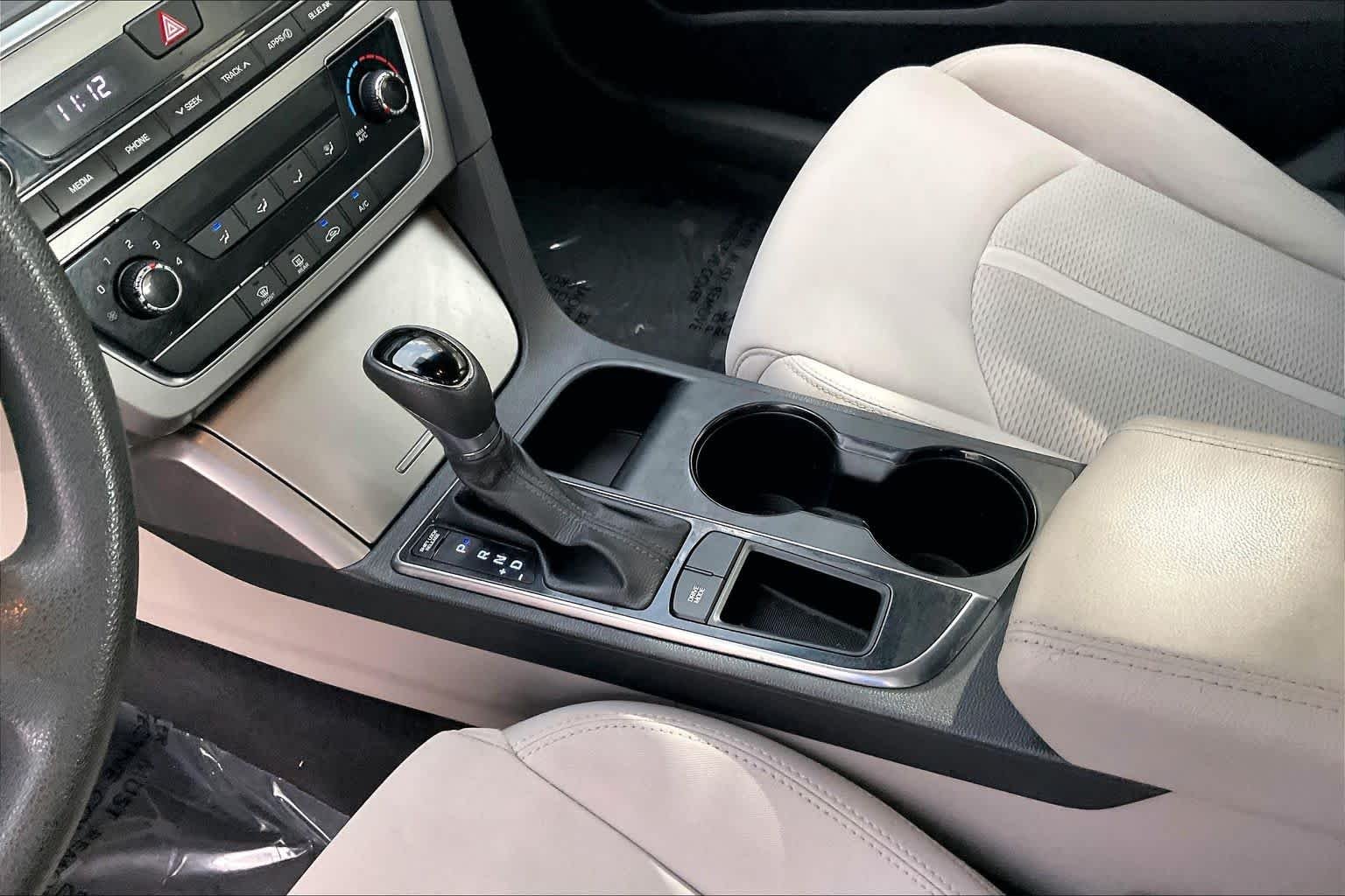 Used 2016 Venetian Red Hyundai 2.4L SE image 17