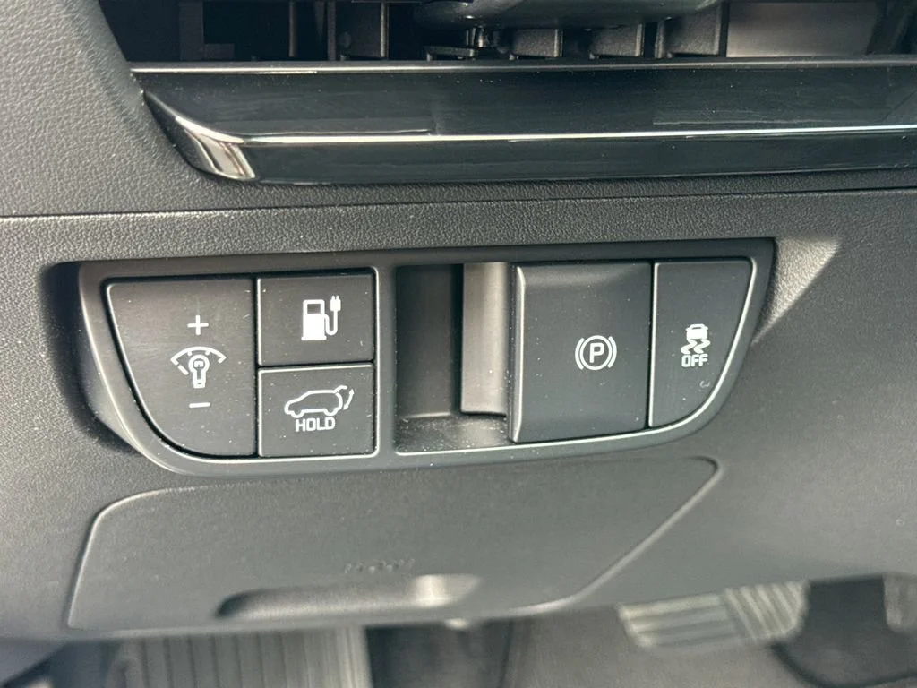 Used 2023 White Kia Wind image 28