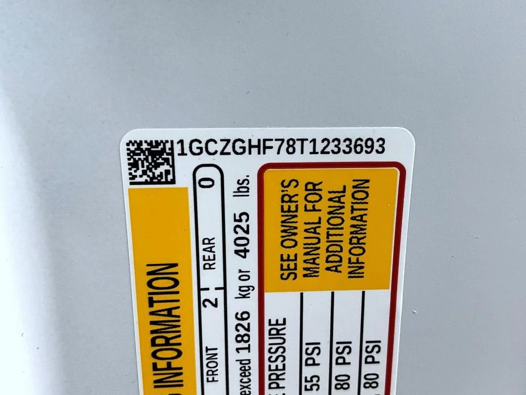 New 2026 Summit White Chevrolet 1WT image 24