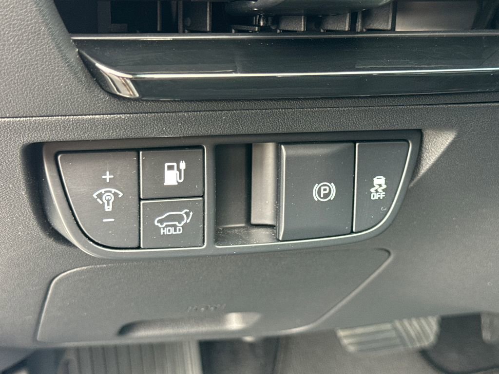 Used 2023 White Kia Wind image 28