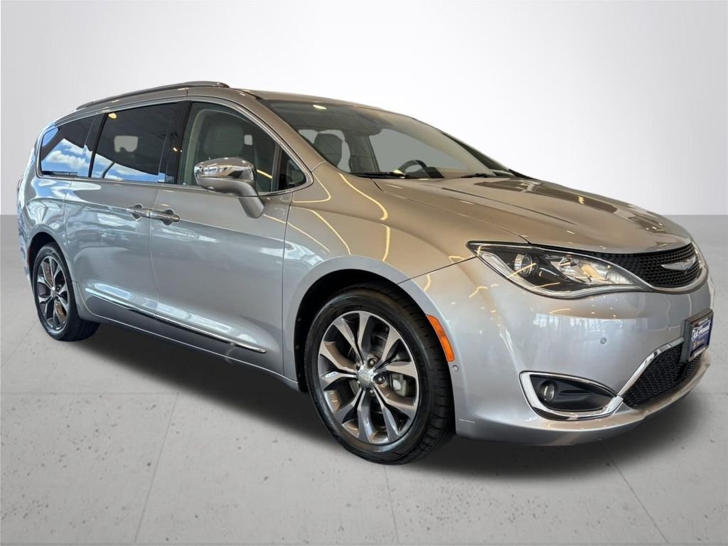 Used 2017 Silver Chrysler Limited image 5