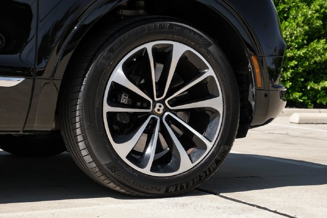 Used 2019 Black Crystal over Cricket Ball Bentley V8 image 84