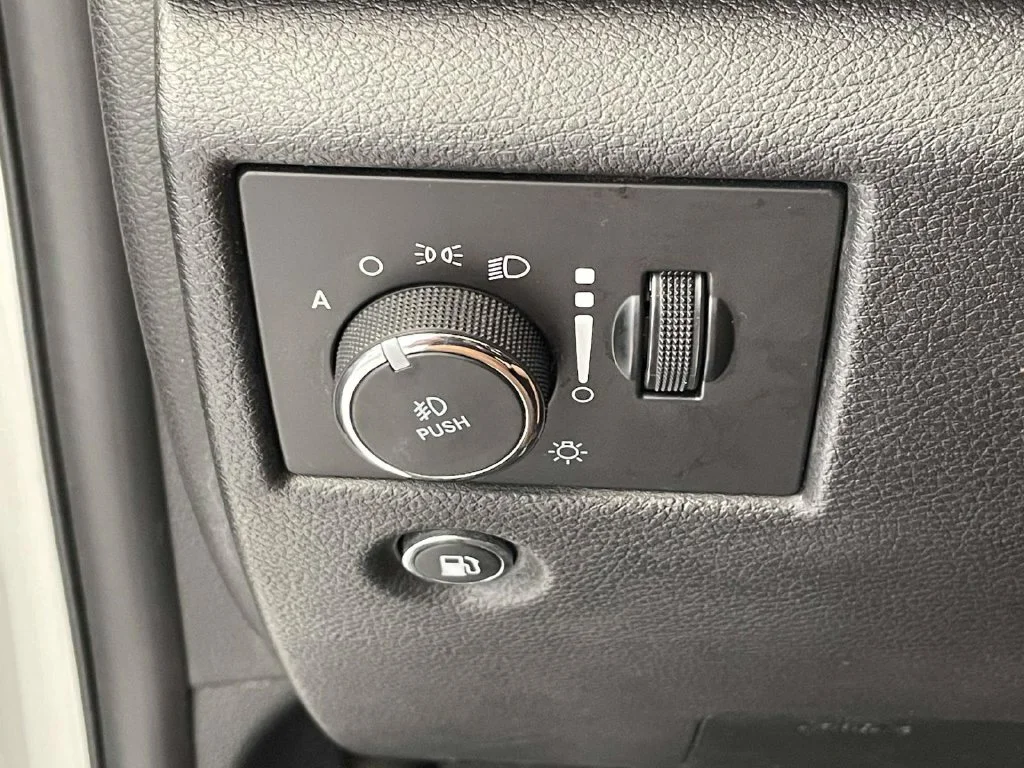 Used 2018 White Jeep Altitude image 31