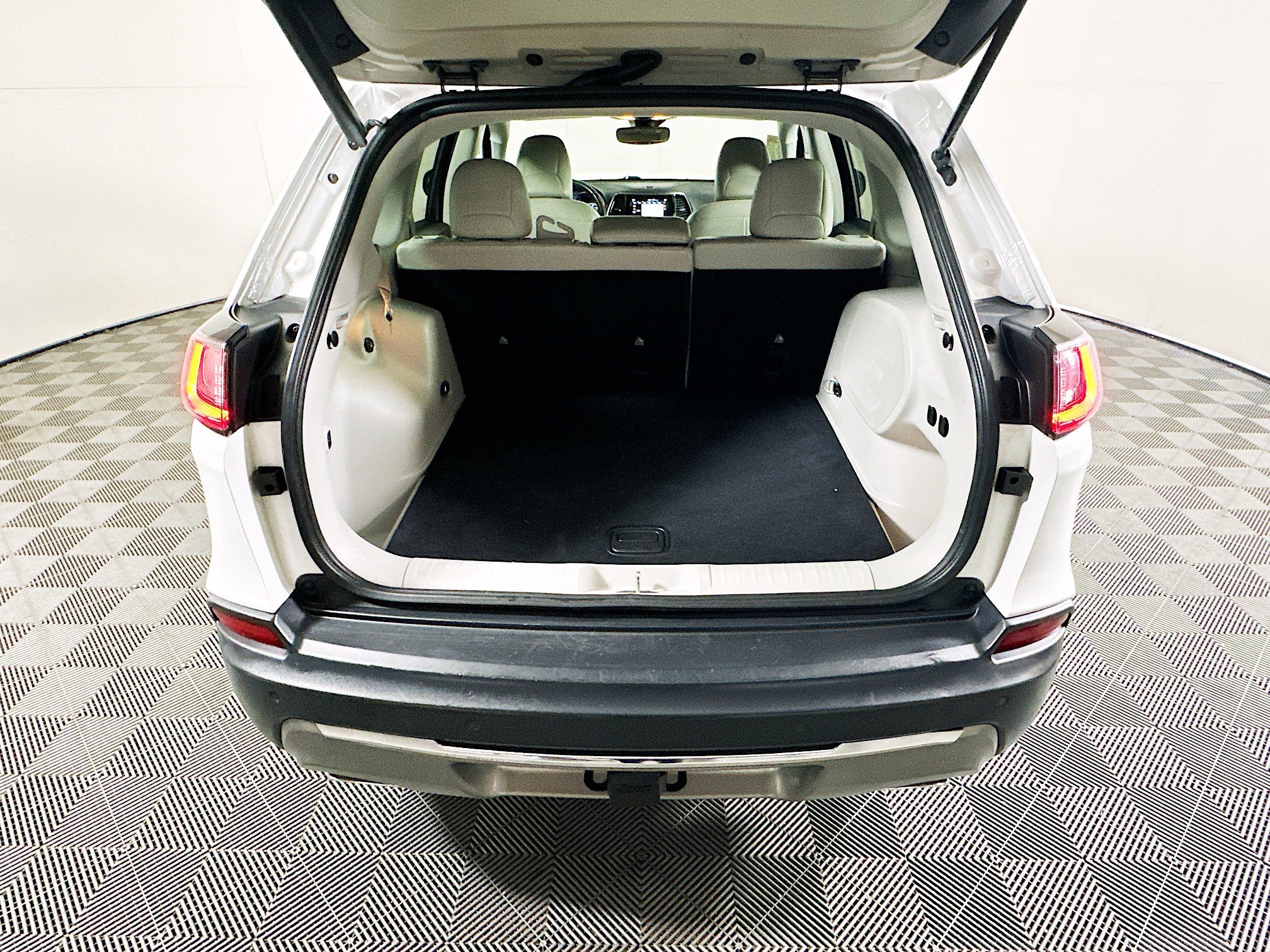 Used 2019 Bright White Clearcoat Jeep Limited image 31