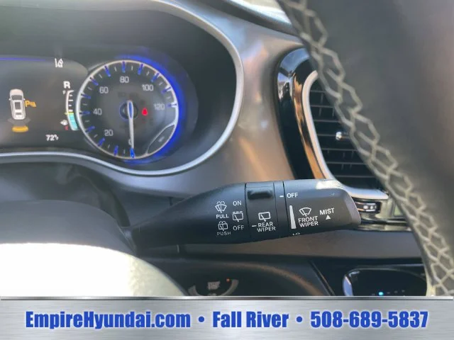 Used 2025 White Chrysler Select image 30