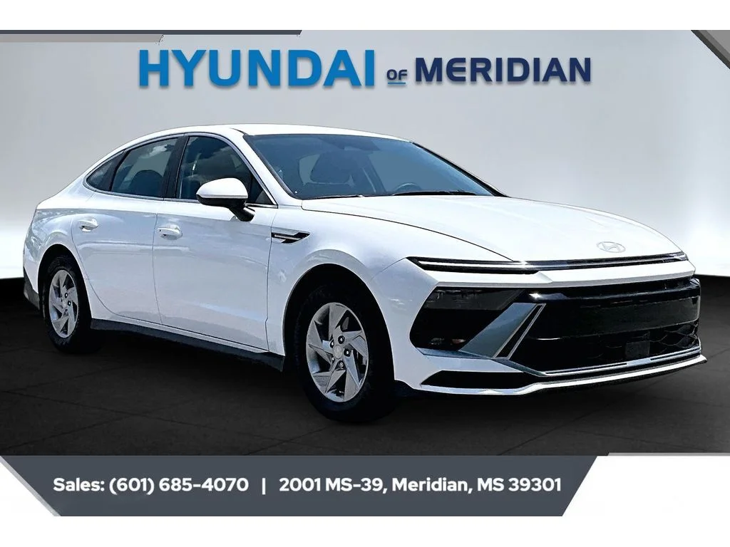 Used 2025 Serenity White Hyundai SE image 1