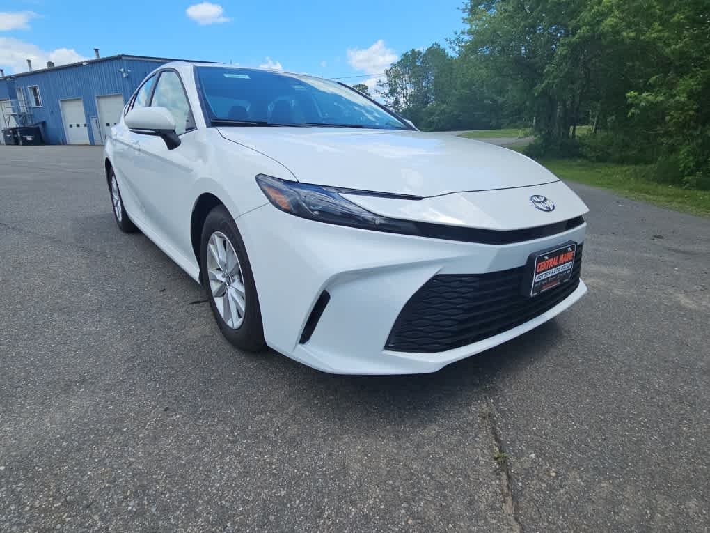 2025 Toyota Camry LE - Photo 9