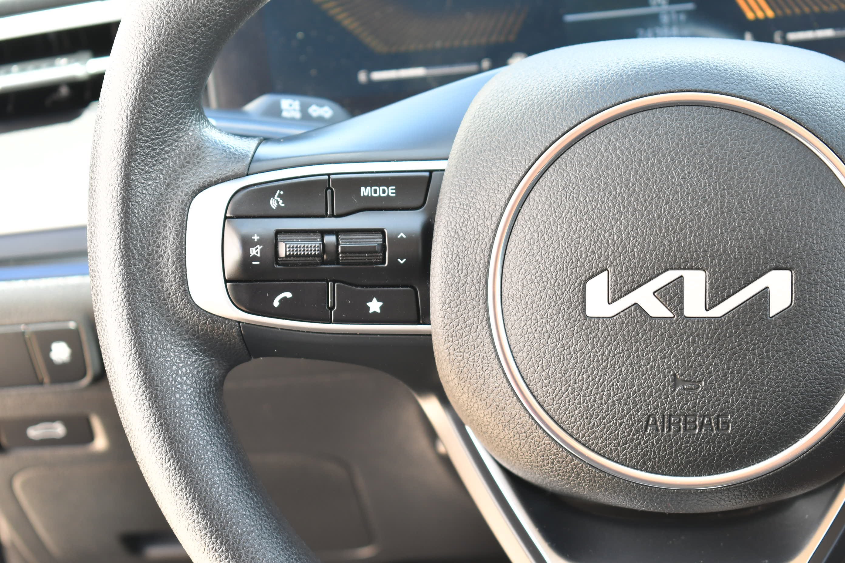 2025 Kia K5 LXS - Photo 19
