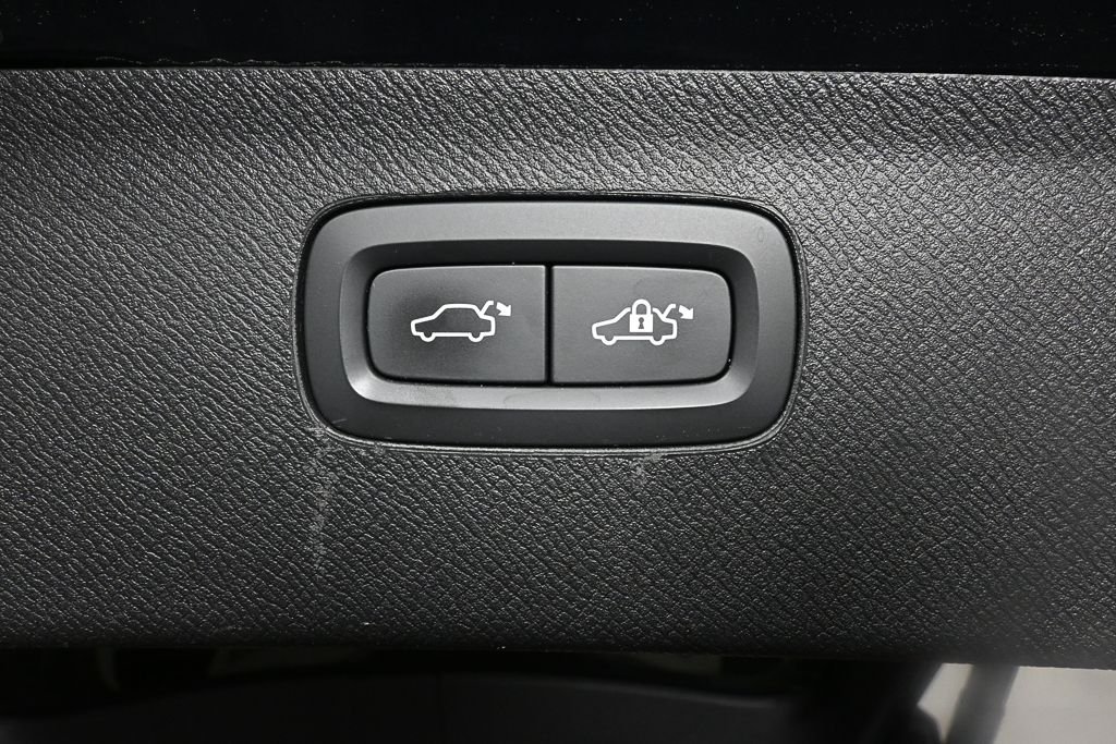 Used 2018 Blue Volvo T6 Momentum image 29