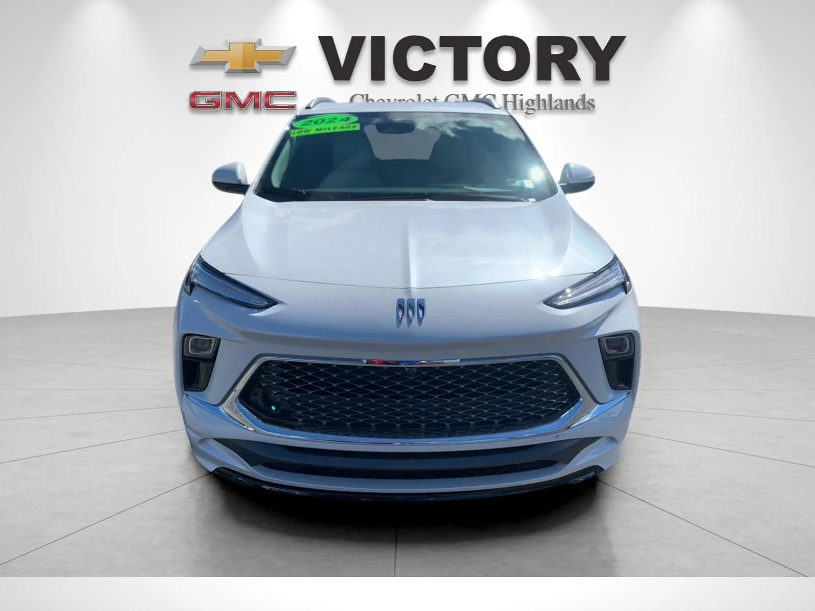 Used 2024 White Frost Tricoat Buick Avenir image 8
