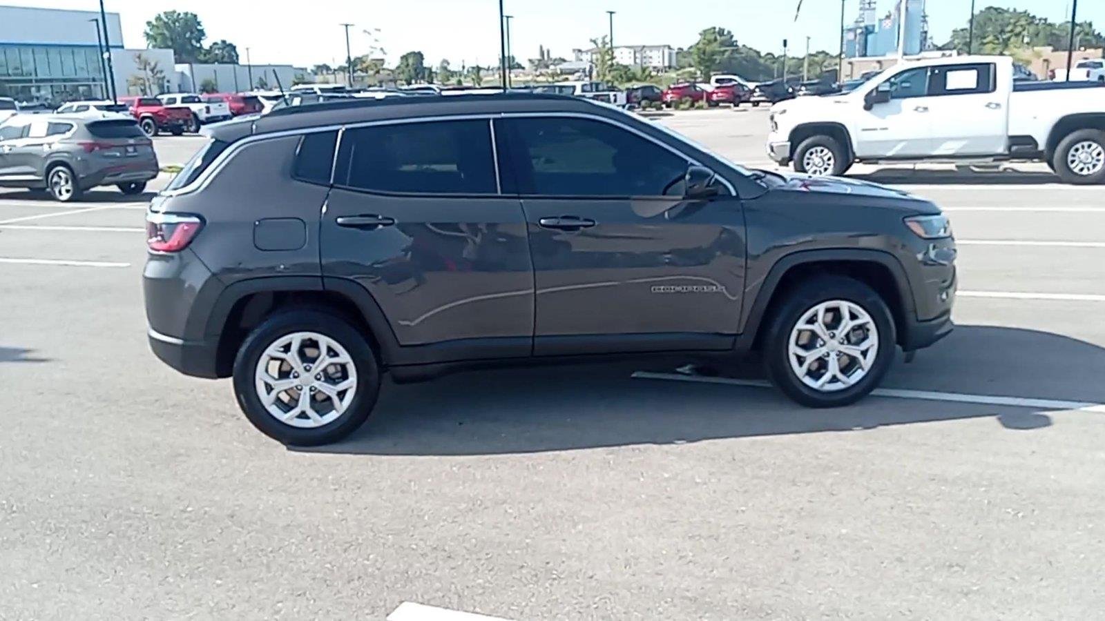 Used 2024 Gray Jeep Latitude 4x4 image 9