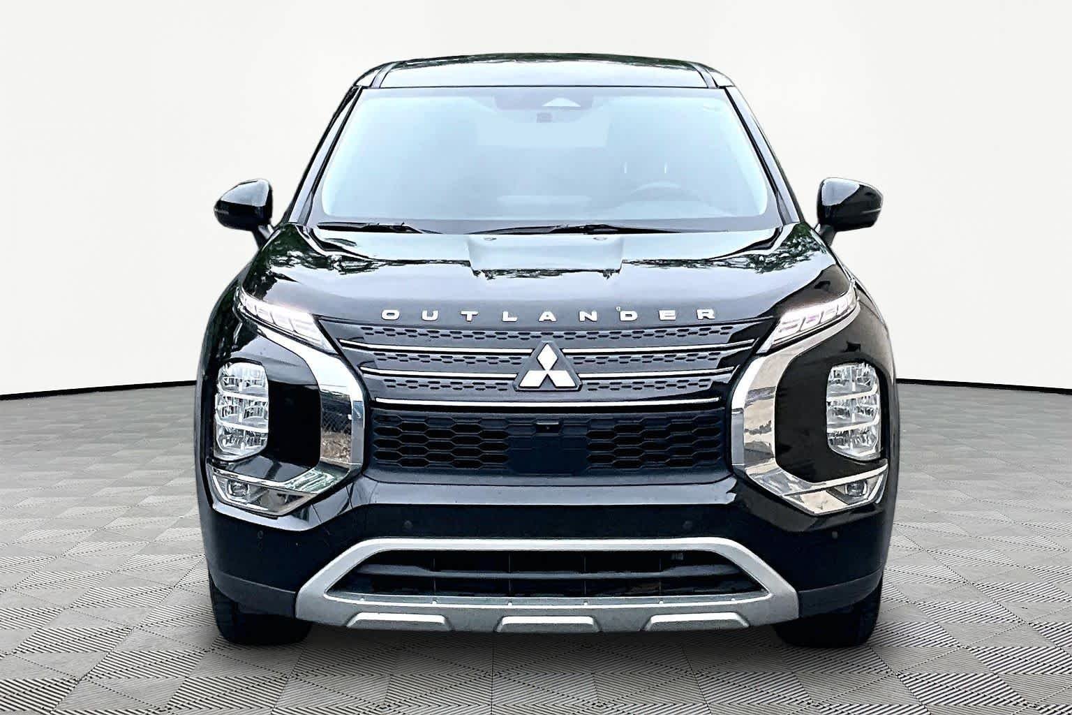 Used 2022 Black Diamond Mitsubishi SE image 4