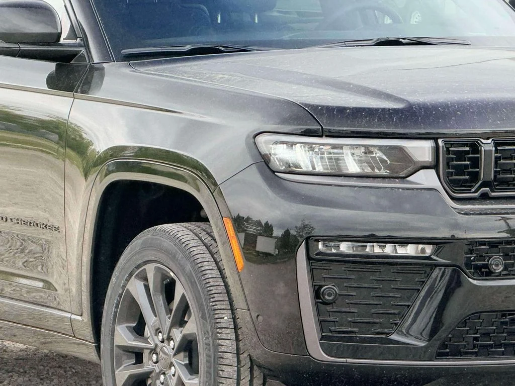 New 2026 Diamond Black Crystal Pearl-Coat Exterior Paint Jeep Limited image 5