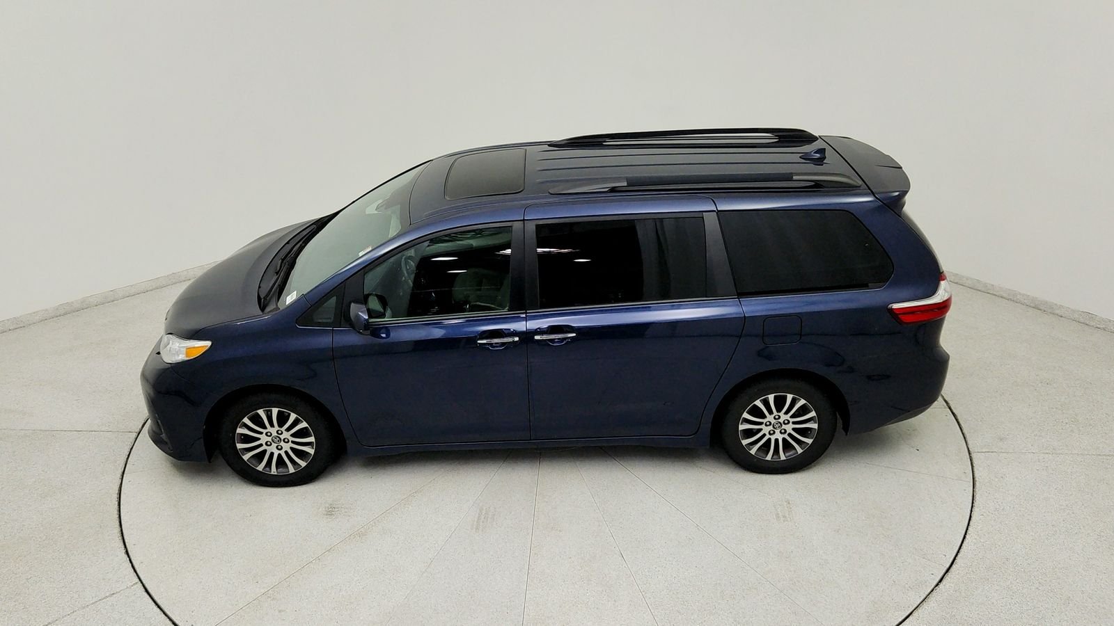 Used 2019 Beige Toyota XLE Premium image 17