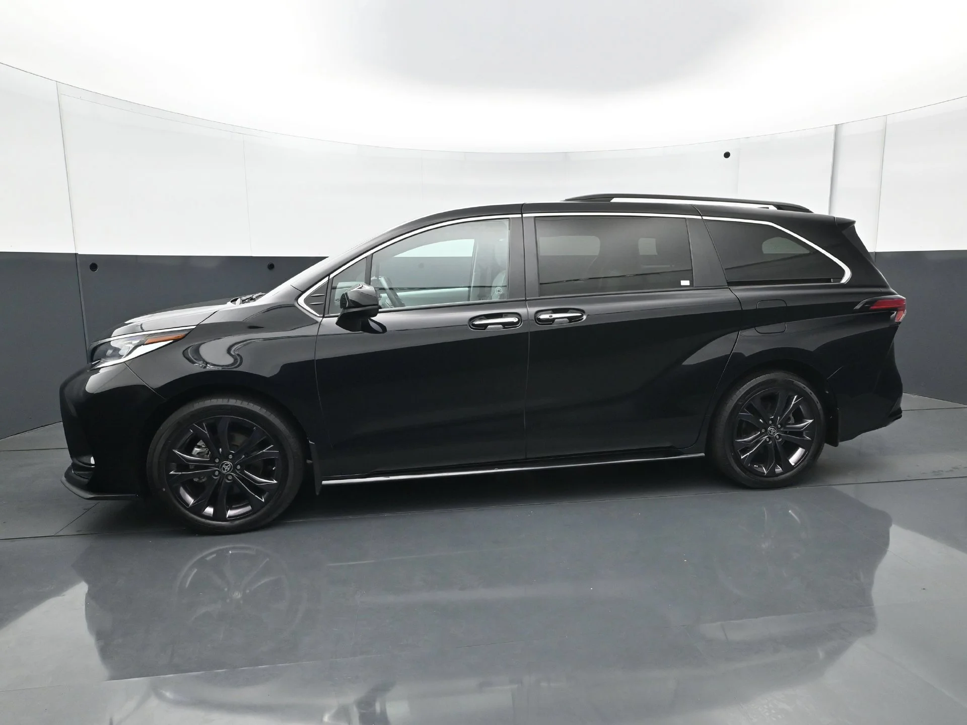 Used 2022 Toyota Sienna LE with VIN 5TDGRKEC8NS093311 for sale in Hopkins, Minnesota