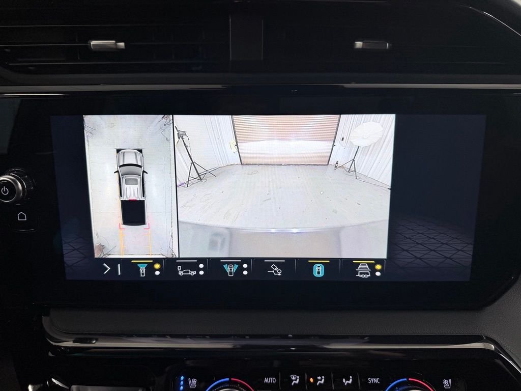 Used 2023 White GMC AT4 image 16