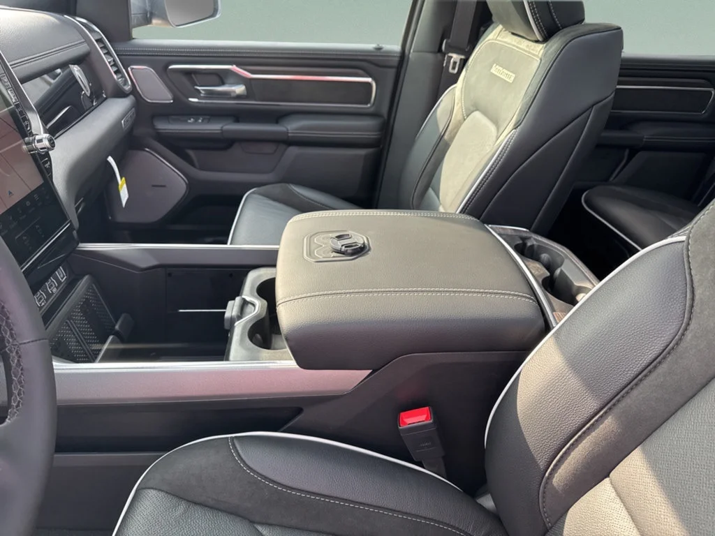 New 2026 Granite Crystal Metallic Clear-Coat Exterior Paint RAM Laramie image 17
