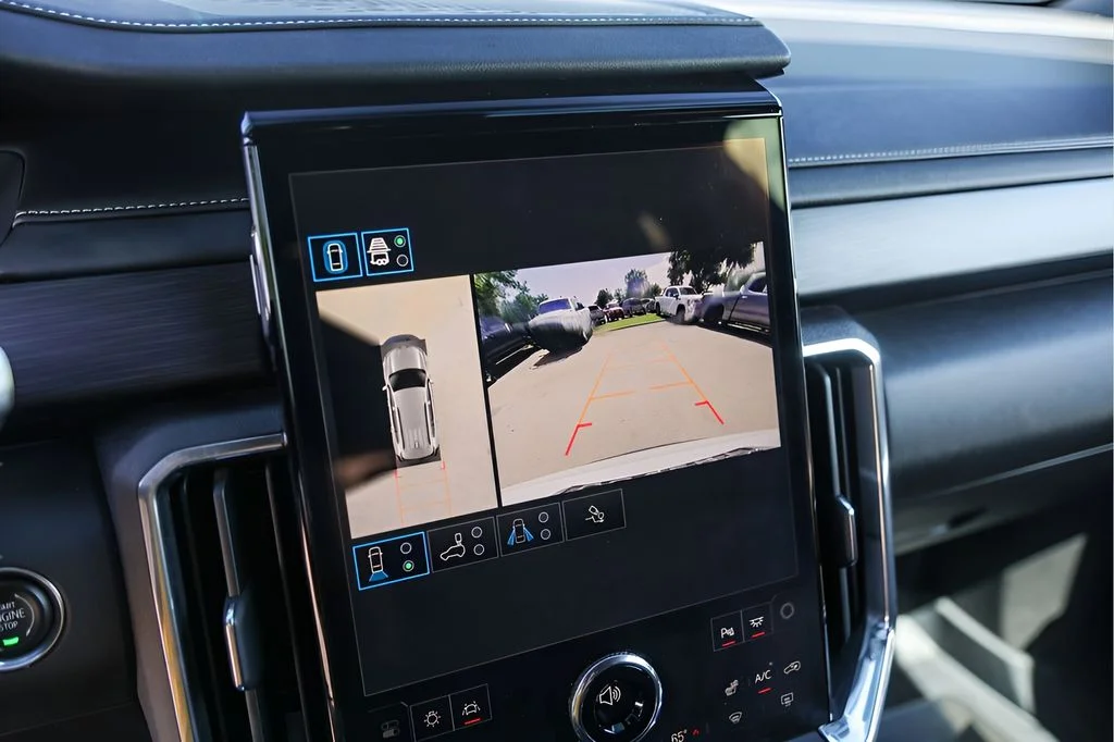 Used 2025 White GMC Elevation image 20