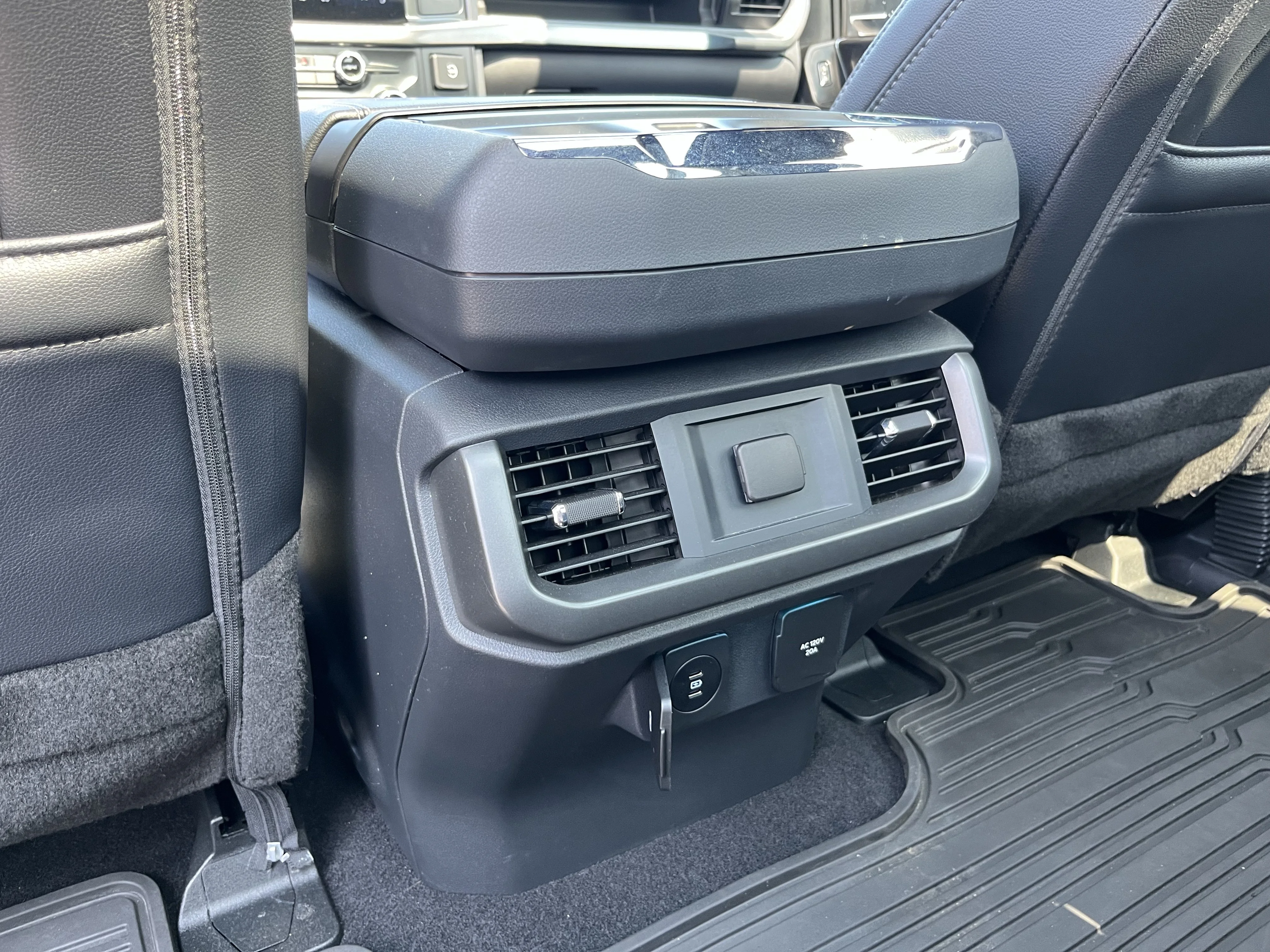 Used 2025 Black Metallic Ford Lariat image 18