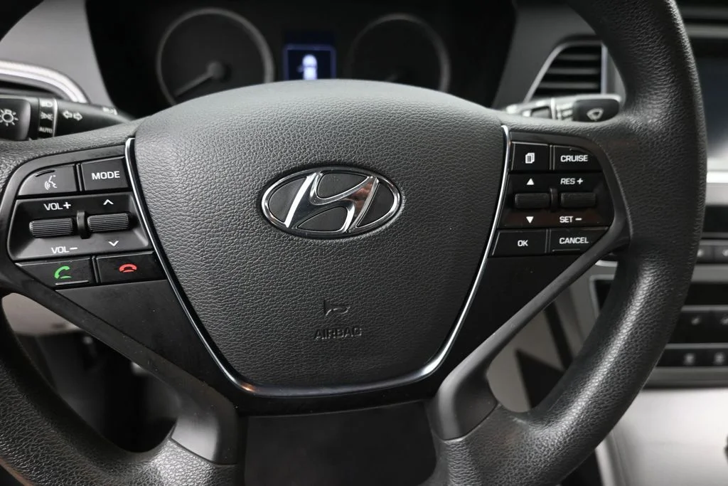 Used 2017 Black Hyundai SE image 17