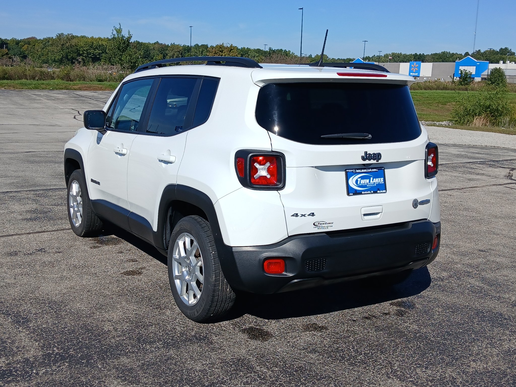 Used 2022 Alpine White Clearcoat Jeep Latitude image 4