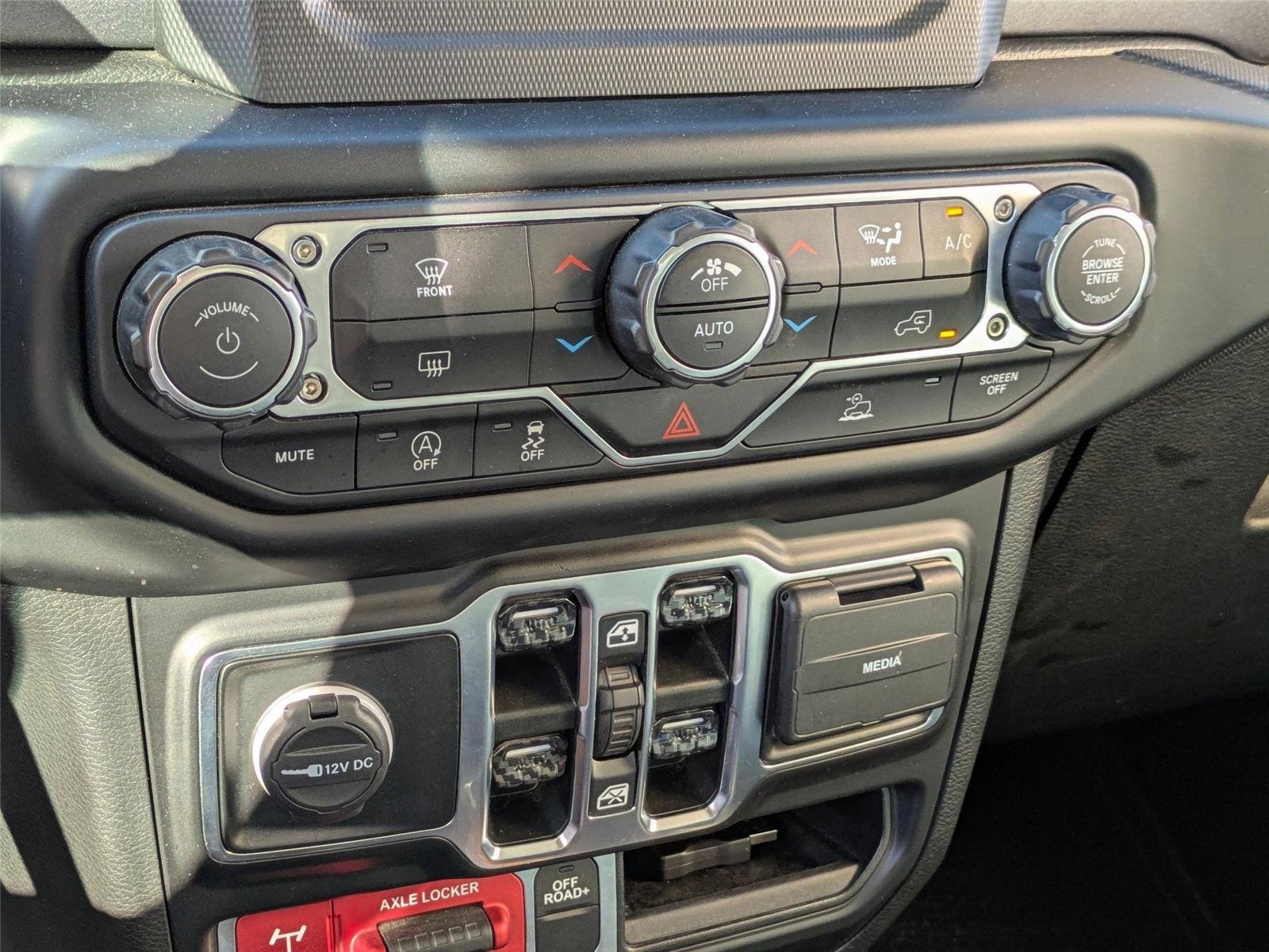 Used 2021 Bright White Clearcoat Jeep Mojave image 20