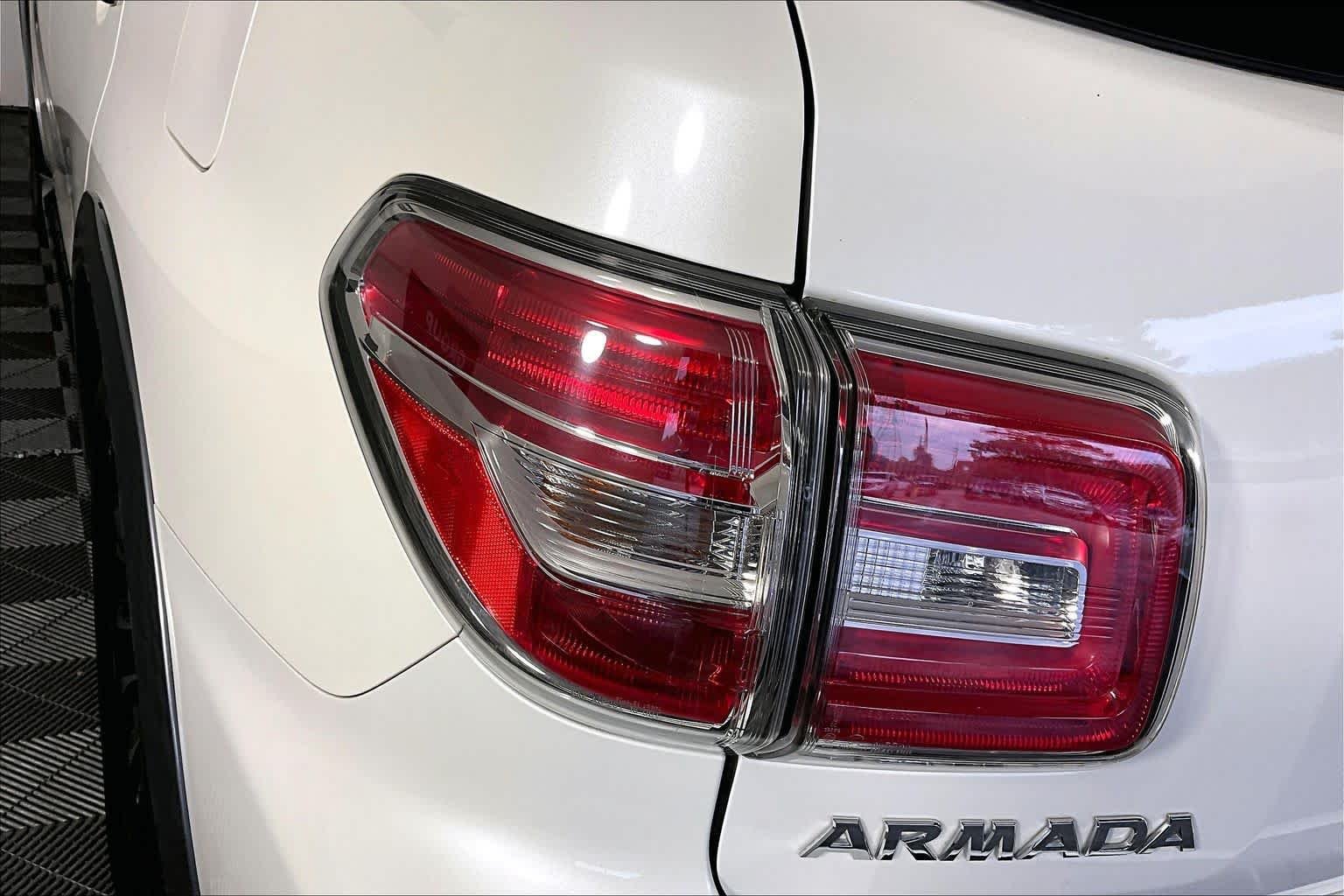 Used 2017 Pearl White Nissan Platinum image 28