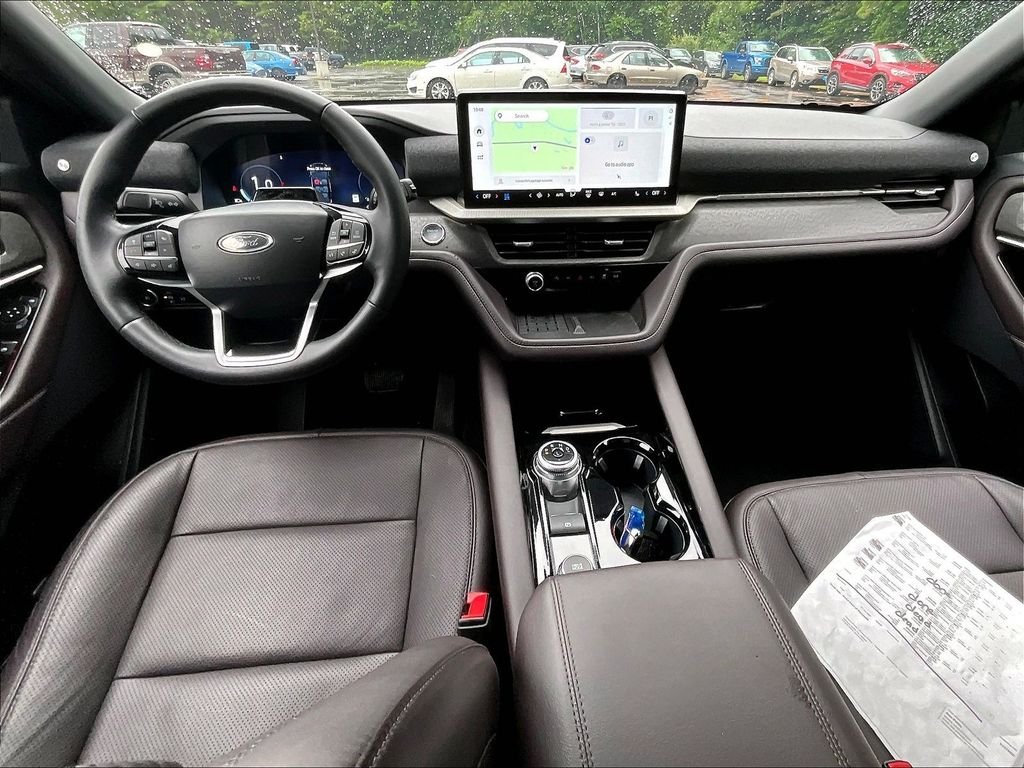 Used 2025 Black Metallic Ford Platinum image 22