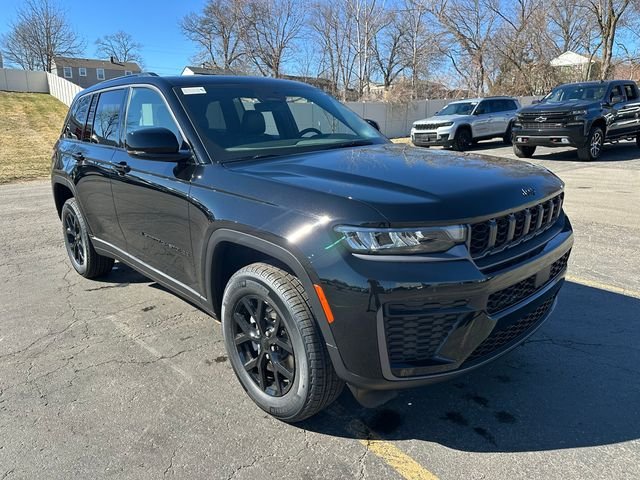 New 2026 Diamond Black Crystal Pearl-Coat Exterior Paint Jeep Laredo Altitude image 3