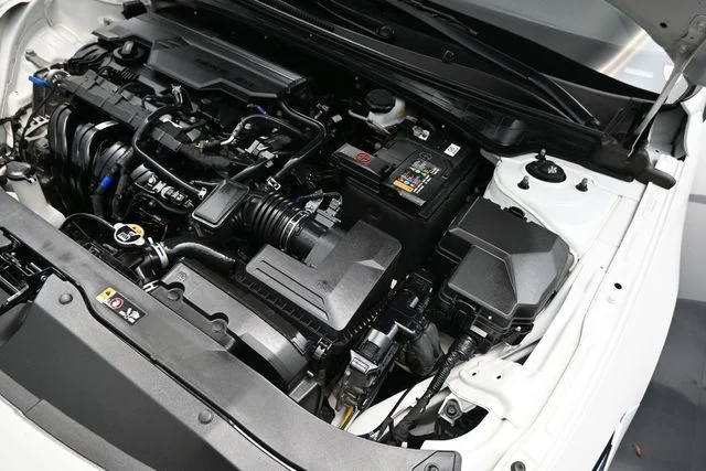 Used 2025 White Hyundai SEL Convenience image 39