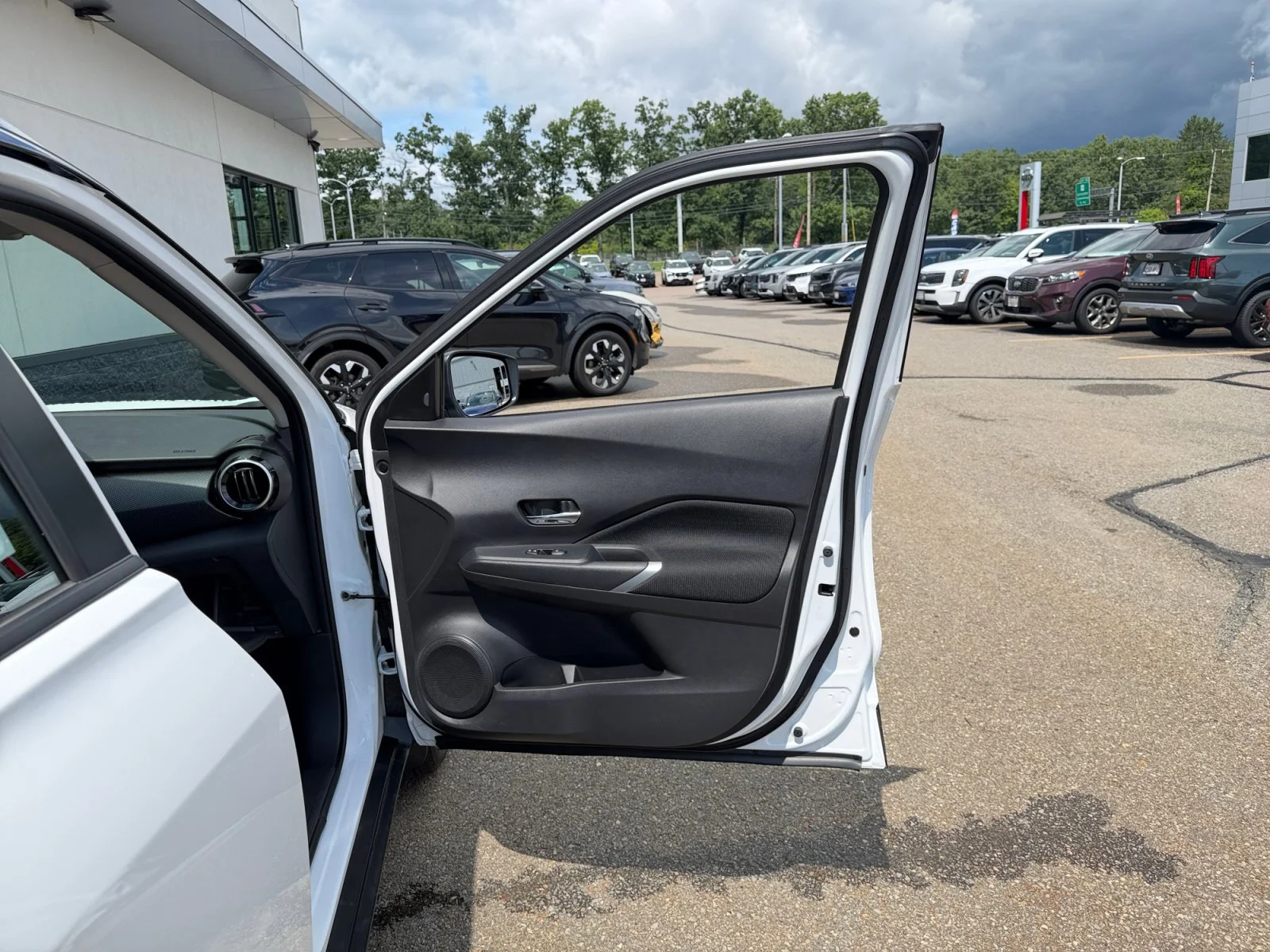 Used 2024 Aspen White Tricoat/Super Black Nissan SV image 28