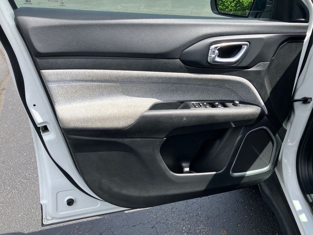 Used 2024 White/off-white Jeep Latitude image 12