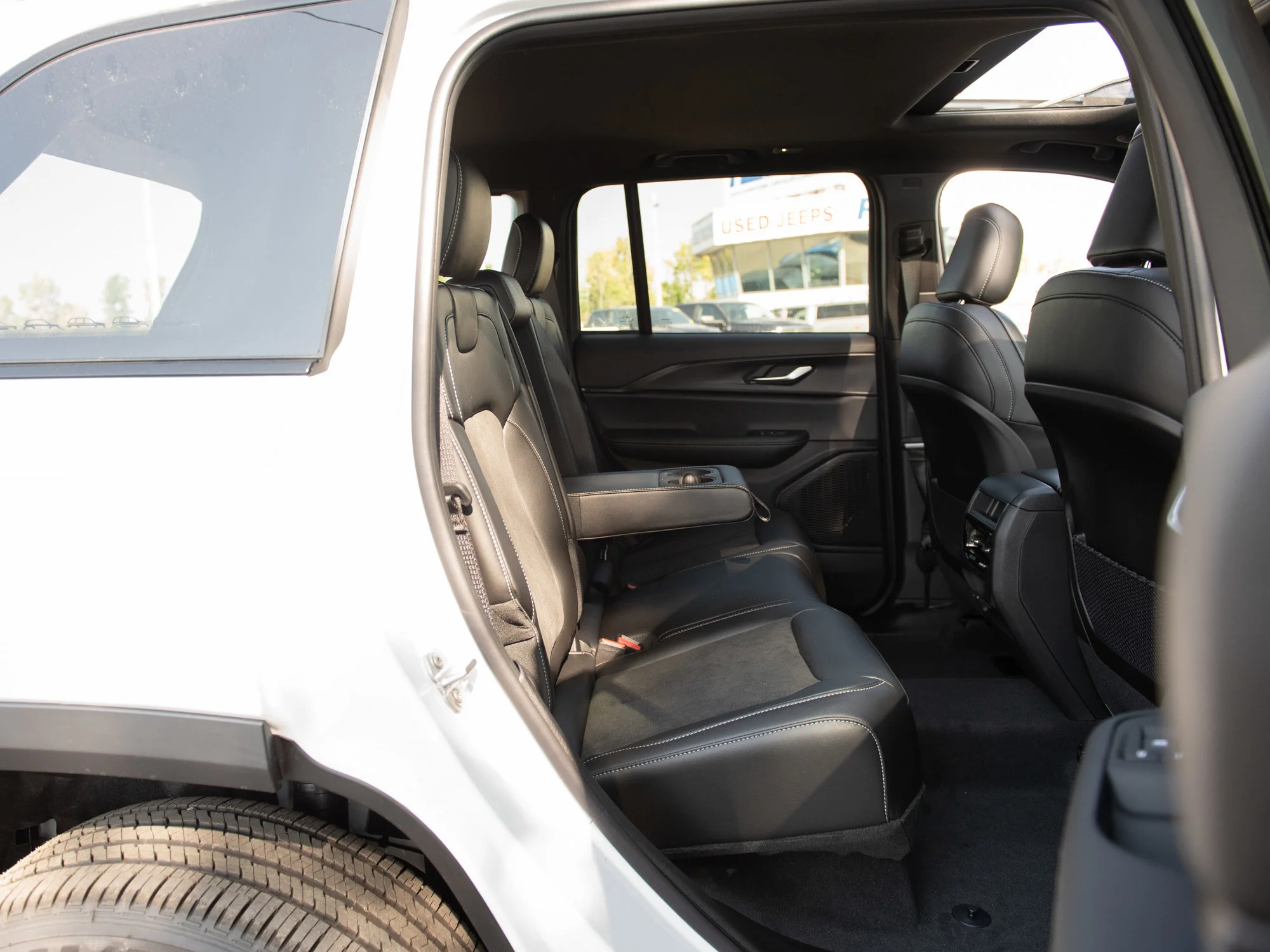 New 2025 White Jeep Altitude* 4x4, Sunroof, Heated Leather, Wireless Charging Pad image 21